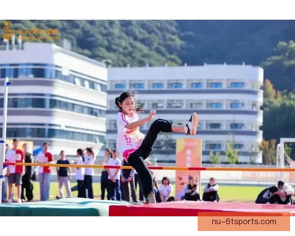 体操赛场激烈角逐，新鲜花式引爆热情