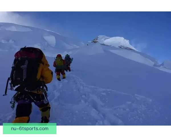 攀岩高手争锋，挑战极限，征服峰巅