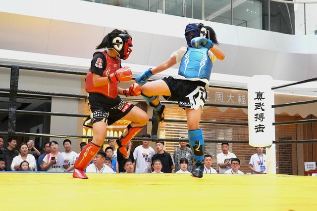 凌厉的勾拳